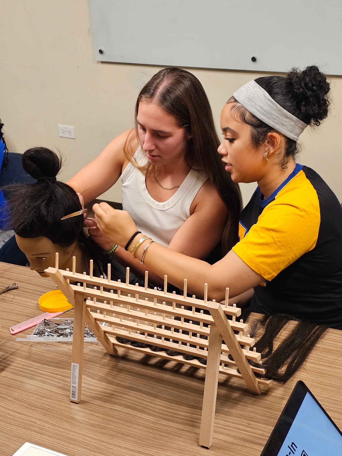 Students learning together at Braiding 101